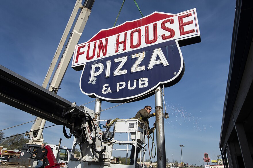 イワムラ　ホフブロイハウス　看板 Veteran Ad Men Plan Bright Future For Kansas City's Old Neon Signs